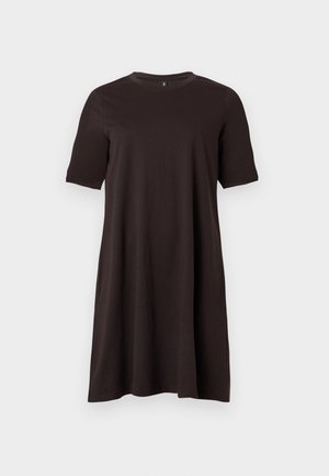 Robe décontractée marron foncé, longueur genou, manches courtes, avec un col rond sur un fond clair uni.