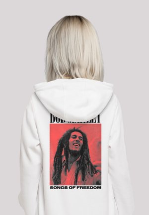 Weißer Kapuzenpullover mit einem großen grafischen Druck eines lächelnden Menschen mit Dreadlocks, eingerahmt in Rot, mit dem Text "BOB MARLEY" und "SONGS OF FREEDOM".