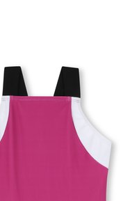 Débardeur de sport rose avec bretelles noires et panneaux latéraux blancs, caractérisé par un tissu lisse et un design simple.