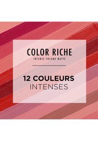L'emballage de Color Riche se compose de 12 rayures verticales de différentes nuances de rose et de rouge. Texture mate avec un texte noir en gras par-dessus.