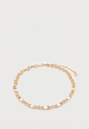 Halskæde i guldfarvet metal med kæder forbundet med hvide stensætninger, forskellige former og lukkemekanisme med hummerlås. Justerbar længde.