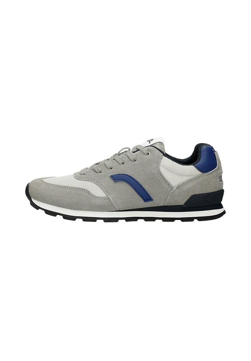 Scarpa sportiva grigia con superiore in suede e mesh, dettagli blu, suola intermedia bianca e suola esterna nera. Presenta lacci e un design con punta arrotondata.