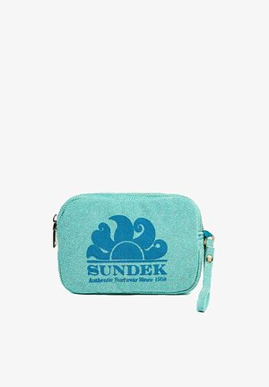 Borsetta rettangolare turchese con cerniera e cinturino da polso, con logo di un sole e onde blu e la scritta "SUNDEK Abbigliamento da Nuoto Autentico dal 1960".