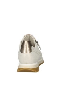 Weiße Sportsneaker aus strukturiertem Stoff, metallisches Detail an der Ferse, Reißverschluss und beige Gummisohle. Die Rückansicht zeigt Designdetails.