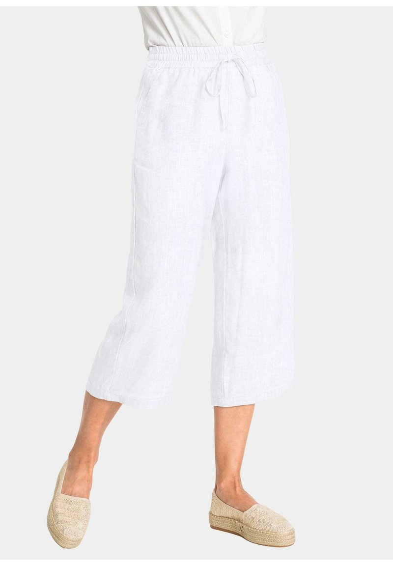 Pantalons cropped en lin blanc avec une taille élastique et un cordon de serrage. Comprend des poches latérales et une coupe ample pour le confort.