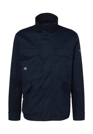 Granatowa marynarka męska z wysokim kołnierzem, zapięciem na zatrzaski, dwoma klapami na piersi oraz dwoma skośnymi, dolnymi kieszeniami z klapami.