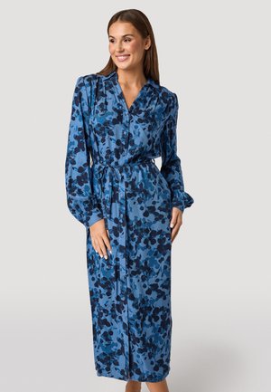 Blaues Blumendruckkleid mit kragenförmigem Ausschnitt, langen Ärmeln und tailliertem Gürtel. Hergestellt aus leichtem Stoff, mit Knopfverschluss.