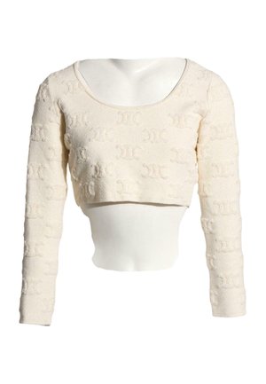 Pull court manches longues de couleur crème avec motifs texturés répétés et large encolure arrondie sur un buste de mannequin blanc.