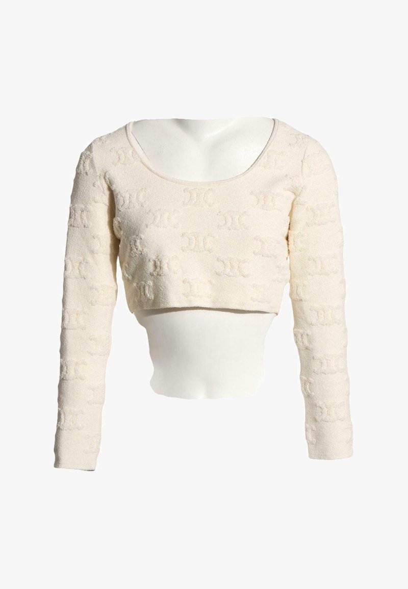 Pull court manches longues de couleur crème avec motifs texturés répétés et large encolure arrondie sur un buste de mannequin blanc.