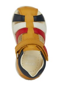 Sandalia de cuero en amarillo, marino, rojo y blanco. Presenta correas cruzadas y cierre de Velcro. Punta redondeada y forro interior acolchado con logo.