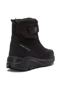 Sort isoleret vinterstøvle med velcrolukning, tyk gummisål og mærkat med "THERMO CONTROL" på siden.