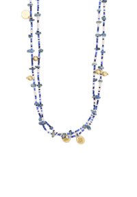 Flerfärgad pärlhalsband med blå och vita pärlor, guldaccenter och texturerade element i olika former.