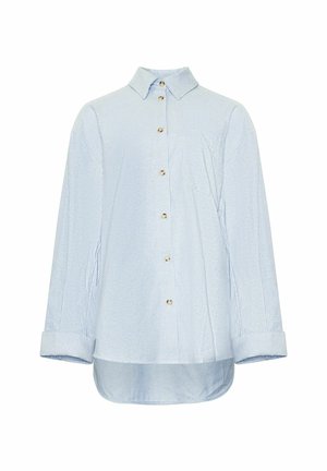 Gaiši zils un balts ar svītrām garām piedurknēm krekls ar apkakli, priekšējām pogām, krūšu kabatu un aproču piedurknēm.