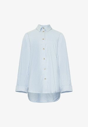 Gaiši zils un balts ar svītrām garām piedurknēm krekls ar apkakli, priekšējām pogām, krūšu kabatu un aproču piedurknēm.