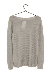 Suéter gris de punto con un corte holgado, mangas largas, escote ancho y un patrón texturizado. Cuelga de una percha de metal negra.