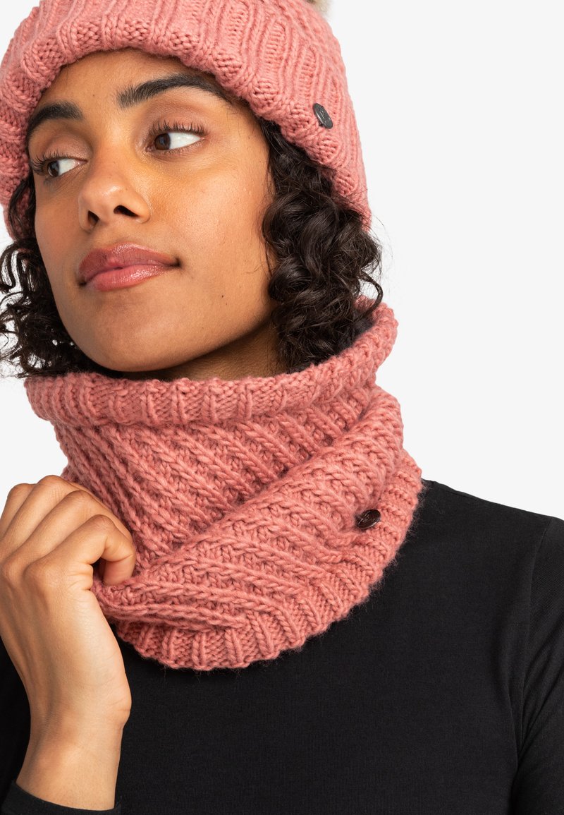 Strikket lyserød halsvarmer med struktureret mønster og fold-over design; har en knapdetalje på siden.