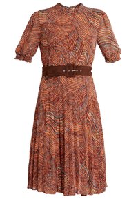 Jurk met een hoge halslijn, korte puffmouwen en een bruine suède riem. Heeft een gestructureerd patroon in oranje, rood en witte tinten.