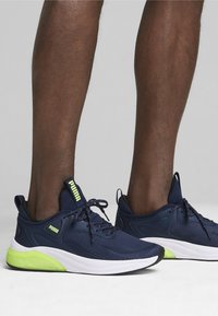 Puma CELL THRILL UNISEX - Cestná bežecká obuv - club navy fizzy apple