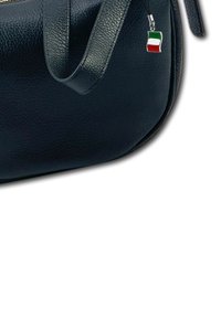 Zwarte leren handtas met een gesteppeld textuur, voorzien van een zilveren Italiaanse vlag charm en een gebogen, gestructureerd silhouet.