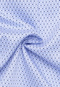 Hellblauer Stoff mit einem geometrischen Muster, das sich überkreuzende Formen und kleine Diamantakzente in dunklerem Blau zeigt. Glatte Textur.