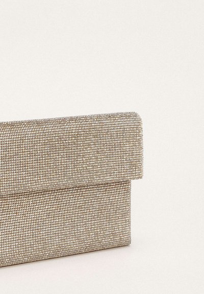 Geantă plic de culoare argintie metalizată, acoperită cu strassuri mici și strălucitoare. Formă rectangulară cu un design pliabil. Textură netedă.