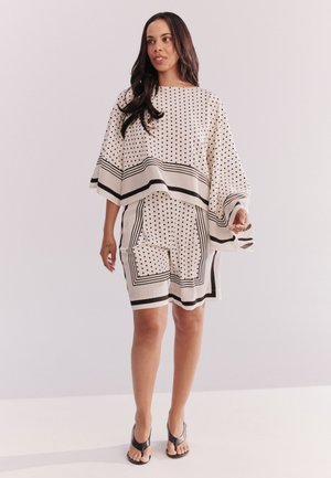Next, REGULAR FIT - BERMUDA SHORTS . - Lühikesed püksid - white black polka dot border print