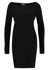 Schwarzes langärmliges Kleid mit weitem Ausschnitt, figurbetontem Schnitt und Stricktextur. Mit Kaporal-Branding, das nahe dem Saum gestickt ist.