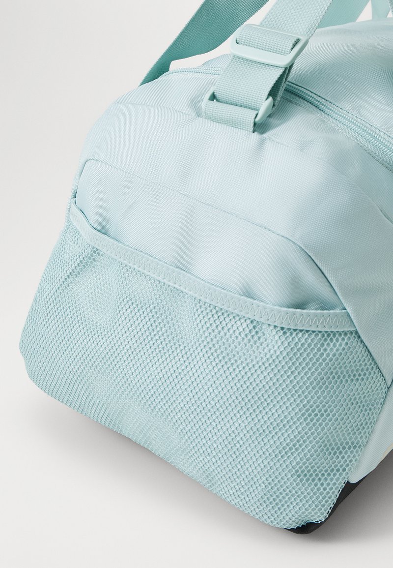 Borsa sportiva azzurro chiaro con fondo in rete testurizzato, tracolla regolabile e chiusura con zip. Tessuto esterno liscio.