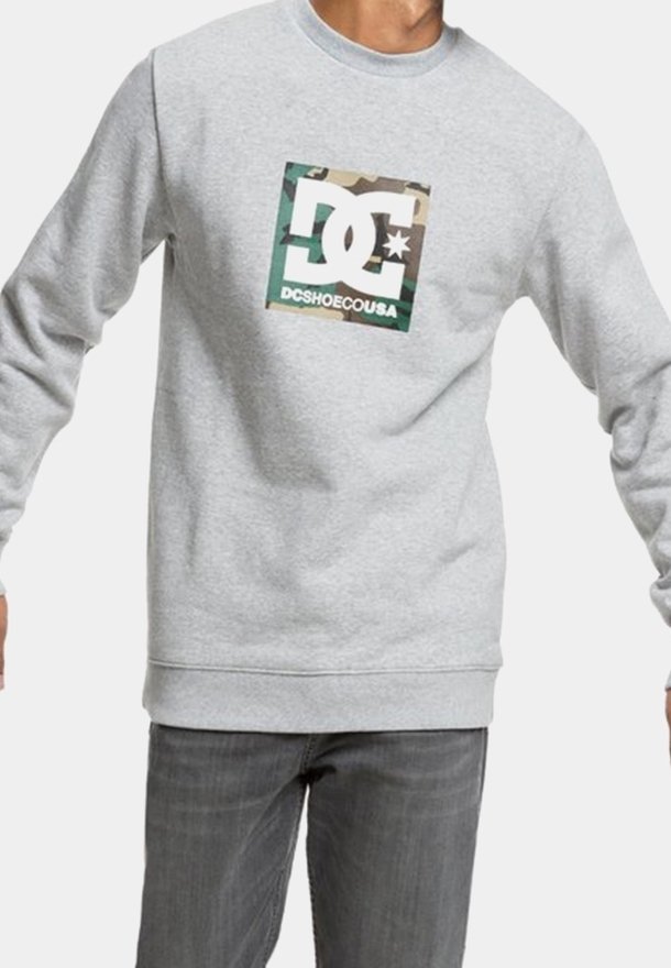 Sudadera gris de cuello redondo hecha de una mezcla de algodón. Presenta un logo cuadrado de camuflaje con letras blancas en el pecho y puños y dobladillo de canalé.