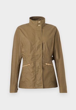 Veste légère marron avec col montant, boutons-pression à l'avant et deux poches horizontales zippées à la taille, présentée sur un fond blanc.