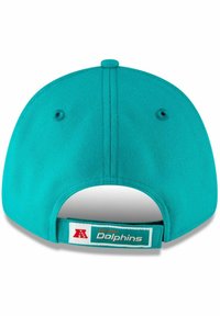 Casquette de baseball teal avec une visière courbée et une sangle réglable. Présente une étiquette portant la mention "Miami Dolphins" en texte blanc, avec un emblème sur la sangle.