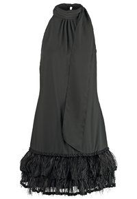 Robe noire sans manches à col licou avec un décolleté drapé et une bordure superposée en plumes le long de l'ourlet.