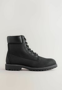 Schwarze Leder-Arbeitsstiefel bis zum Knöchel mit gepolstertem Kragen, Metallschnürösen, dicker gummibeschichteter Sohle und runder Zehenform, von der rechten Seite auf neutralem Hintergrund gezeigt.