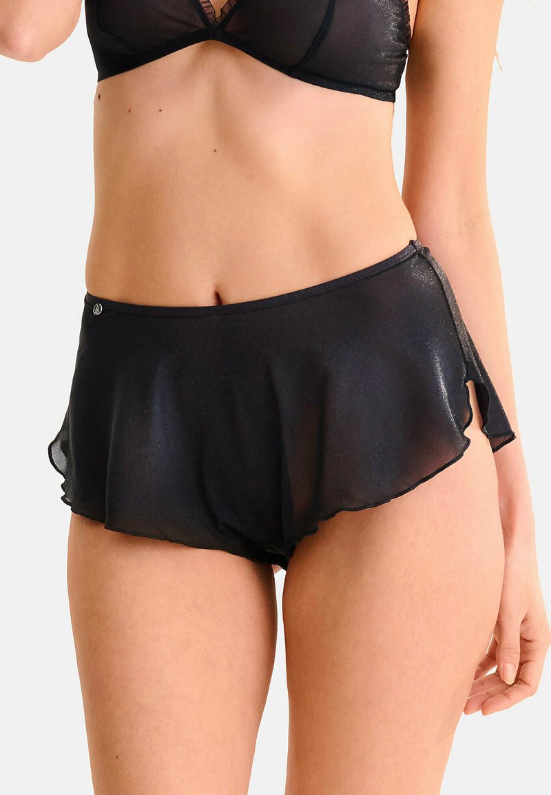 Shorts de bain noirs en matériau léger et transparent avec un ourlet ruffled. Le tissu a un léger éclat, offrant une coupe décontractée.