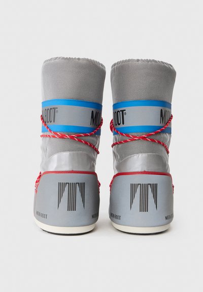 Szare buty z teksturowaną cholewką, niebieskimi i czerwonymi akcentami oraz ikonicznym logo. Posiadają wysoki fason i zaokrągloną podeszwę dla większej stabilności.