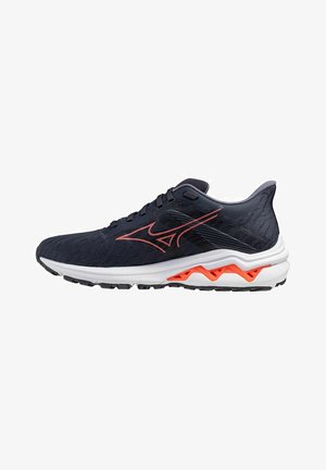 Baskets de course bleu marine avec une tige en mesh, des accents rouges et une semelle intermédiaire blanche ornée de détails en zigzag orange sur la semelle extérieure.