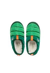 Zapatillas acolchadas verdes con un suave forro blanco, con acentos naranjas y un logo circular. Textura suave y forma redondeada.