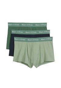 Trois paires de boxers pour hommes en vert, vert foncé et marine. Ils disposent d'une taille douce avec le logo "Marc O’Polo" en couleur contrastante.