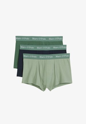 Drei Paar Herren-Boxershorts in Grün, Dunkelgrün und Navy. Sie verfügen über einen weichen Bund mit dem „Marc O’Polo“-Logo in kontrastierender Farbe.