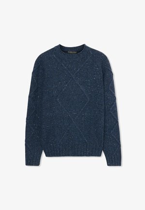 Maglione blu navy a maglia con motivi a trecce a forma di diamante e piccole macchie, caratterizzato da maniche lunghe e scollo rotondo.