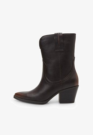 Bottine en cuir brun avec un bout pointu, un talon empilé et une languette sur le côté. Présente des coutures minimales et une texture lisse.