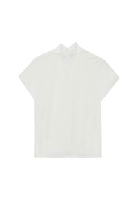 Camicia bianca a maniche corte con colletto alto e una piccola chiusura a bottone sulla parte posteriore del collo, vista da dietro.