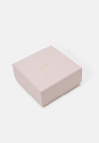 Scatola regalo in cartone rosa con una texture liscia, caratterizzata da un logo dorato sulla parte superiore e un semplice design quadrato.
