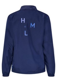 Marinblå jacka med krage, långa ärmar och tryckt text "HML" i ljusare nyanser på baksidan. Slät, lätt material.
