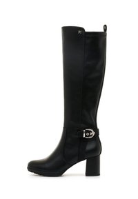 Bota negra de cuero suave hasta la rodilla, con un acento de hebilla y un tacón cuadrado. El diseño es elegante, con una forma ligeramente cónica.