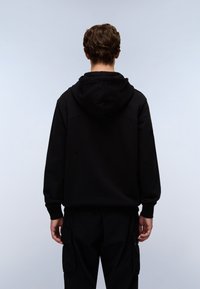 Sort hættebluse med en afslappet pasform, ribbede manchetter og kant, lavet af blødt stof. Har et enkelt design uden udsmykninger.
