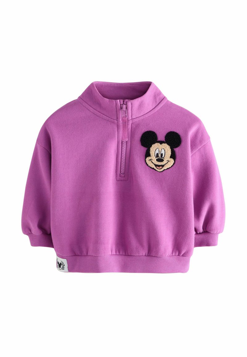 Fialový fleecový svetr s polo zipem, zdobený vyšívanou tváří Mickey Mouse na hrudi a pružnými manžetami.