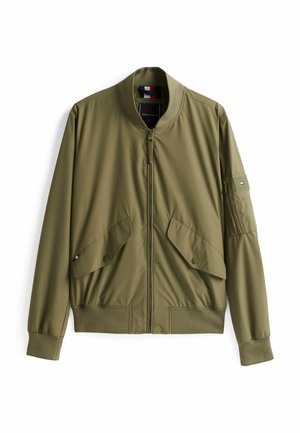 Giacca bomber verde oliva, tessuto leggero, polsini e orlo a coste, patta per le tasche frontali, tasche laterali con zip, patch con logo sulla manica.