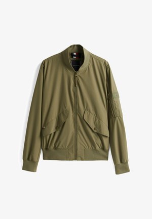 Giacca bomber verde oliva, tessuto leggero, polsini e orlo a coste, patta per le tasche frontali, tasche laterali con zip, patch con logo sulla manica.