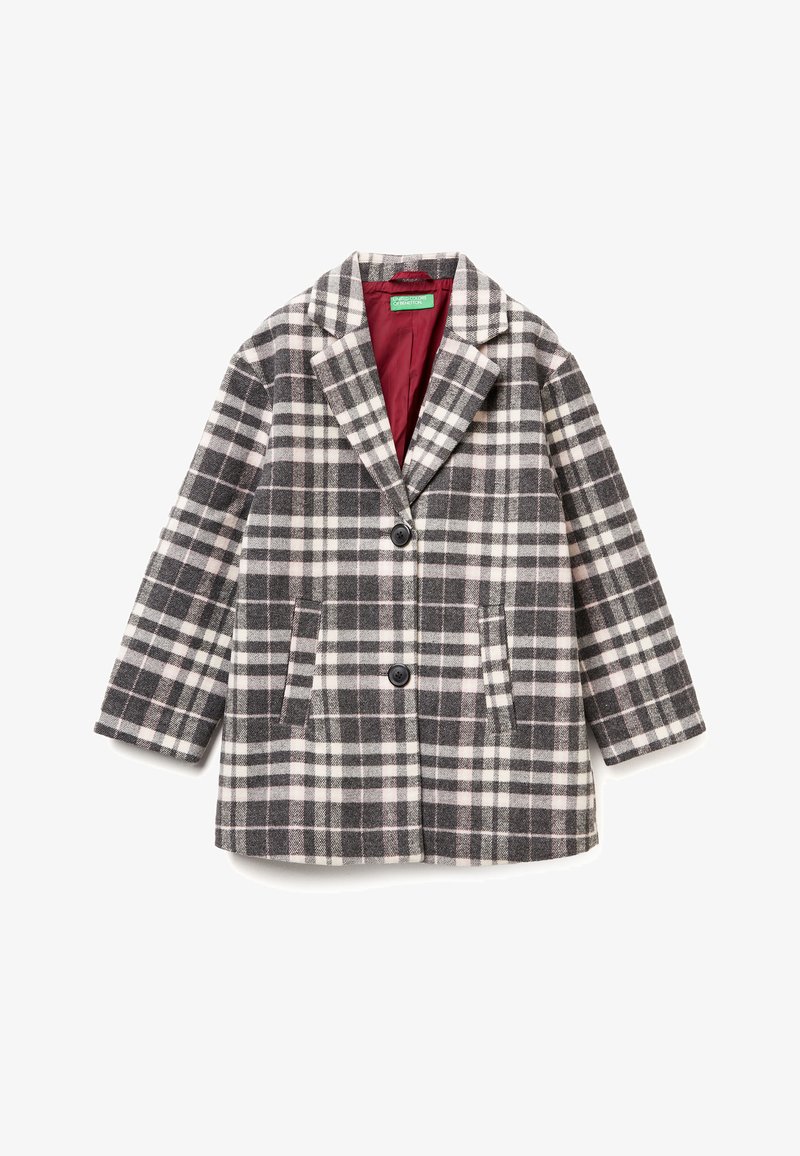 Kostkovaný kabát v šedé, bílé a růžové barvě. Má klopový límec, dvě přední kapsy a dva knoflíky. Podšívka je z bordeaux tkaniny.